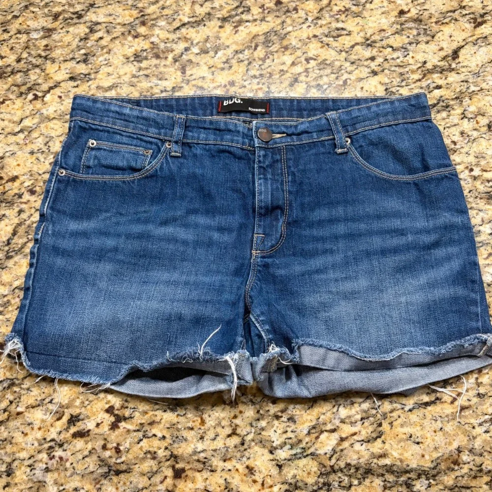 BDG Boyfriend Denim Shorts Medium Wash Blue Cut Off Frayed Hem Womens Size 31